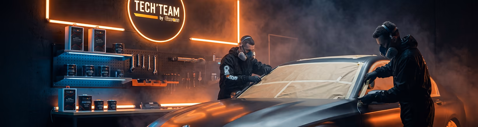 L'atelier Carross : deux techniciens de la Tech'Team préparant une carrosserie